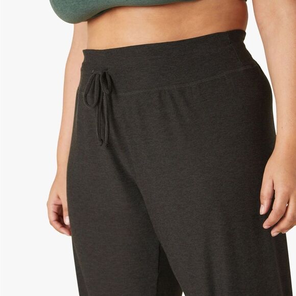 Beyond Yoga • Lounge around feather weight midi jogger - Picture 2 of 8